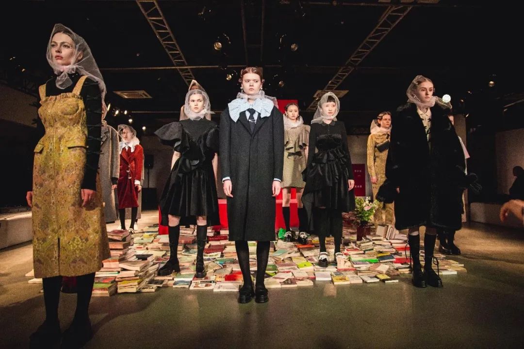 2021春夏上海时装重启风尚，锻造永续T台