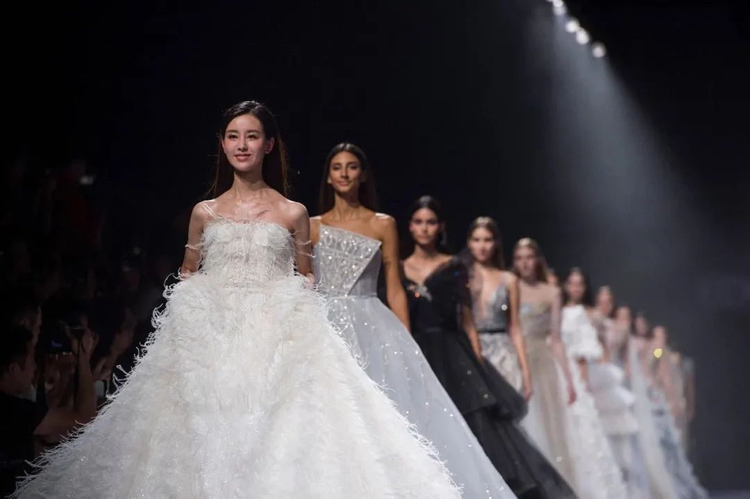 2021春夏上海时装重启风尚，锻造永续T台