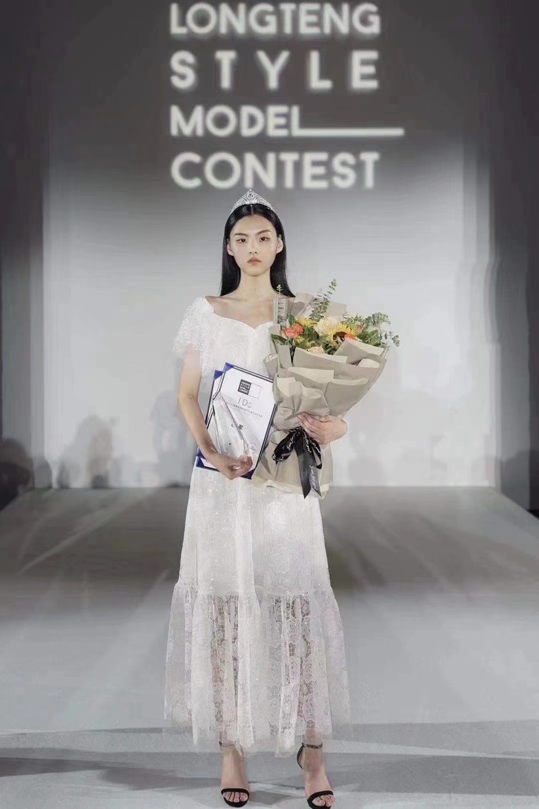 2021龙腾风尚模特大赛总决赛举行 我校张诗晗同学获冠军