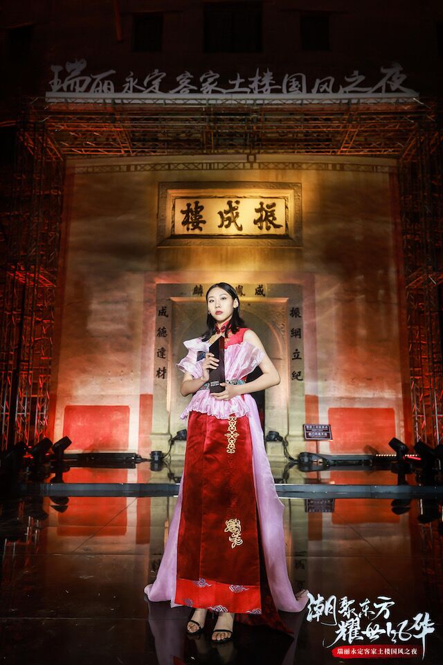 第17届瑞丽模特大赛总决赛落幕 新时代模特学员摘获冠军